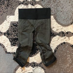 Lululemon Seamless In The Flow Black Green 4 EUC